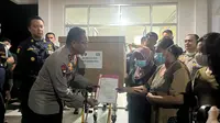 Kapolda Gorontalo saat Serahkan Jenazah Korban Longsor Terakhir ke Keluarga (Arfandi Ibrahim/Liputan6.com)