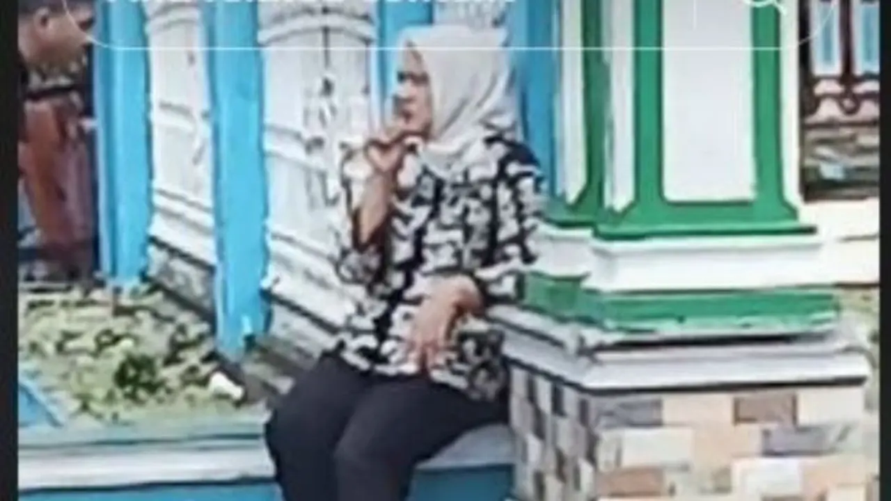 Viral Video Iriana Tunggu Jokowi Sholat Jumat, Duduk di Pinggir Jalan Depan Masjid