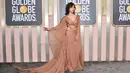 Jenna Ortega saat tiba menghadiri Golden Globe Awards 2023 di Beverly Hilton Hotel, Beverly Hills, California, Amerika Serikat, 10 Januari 2023. Ia mengenakan plisket quirky-gown rancangan Gucci. (Photo by Jordan Strauss/Invision/AP)