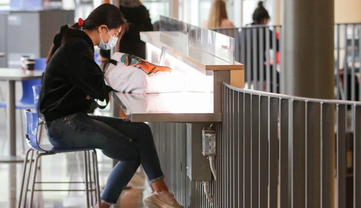 Mahasiswa mengenakan masker di Universitas British Columbia (UBC) di Vancouver, British Columbia, Kanada, 16 September 2020. Mahasiswa, pengajar, staf dan pengunjung UBC diwajibkan memakai masker saat berada di dalam ruangan di kampus guna membantu meredam penyebaran COVID-19. (Xinhua/Liang Sen)