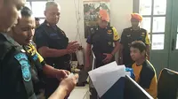 Santoso menangkap calo tiket di Stasiun Pasar Senen (Oscar Ferri/Liputan6.com)
