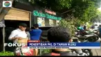 Petugas dan pedagang terlibat adu mulut saat dilakukannya penertiban lapak mereka di taman terbuka hijau, kawasan Utan Kayu, Matraman.