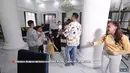 Rumah dengan dinding warna putih itu tampak luas dan hanya ada tiang-tiang besar. Di lantai ini terdapat empat lampu kristal yang satuanya ditaksir harganya lebih dari satu miliar. [Youtube/TRANS7 OFFICIAL]