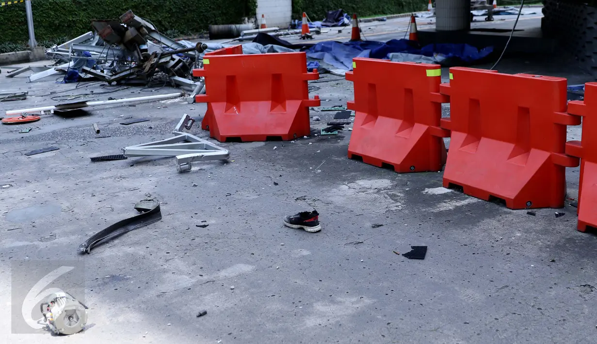 Sepatu terlihat di lokasi jatuhnya sebuah gondola dari lantai 23 Gedung Intiland Tower Sudirman, Tanah Abang, Jakarta, Rabu (26/10). Diduga penyebab jatuhnya gondola tersebut karena putusnya tali sling. (Liputan6.com/Gempur M Surya)