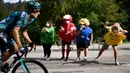 Sejumlah penonton berkostum unik memberikan semangat kepada pebalap sepeda pada ajang balap sepeda Tour de France di La Tour du Pin, Selasa (15/9/2020). (AFP/Marco Bertorello)