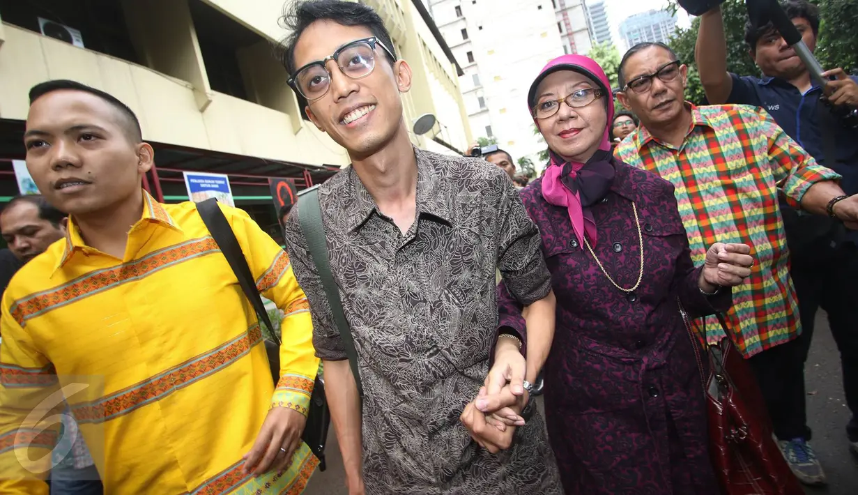 Ario Kiswinar menggandeng ibunya, Aryani Soenarto saat menyambangi Polda Metro Jaya, Jakarta, Jumat (30/9). Kiswinar dan Ariyani membuat laporan terkait pelanggaran ITE dan pencemaran nama baik yang dilakukan Mario Teguh. (Liputan6.com/Immanuel Antonius)