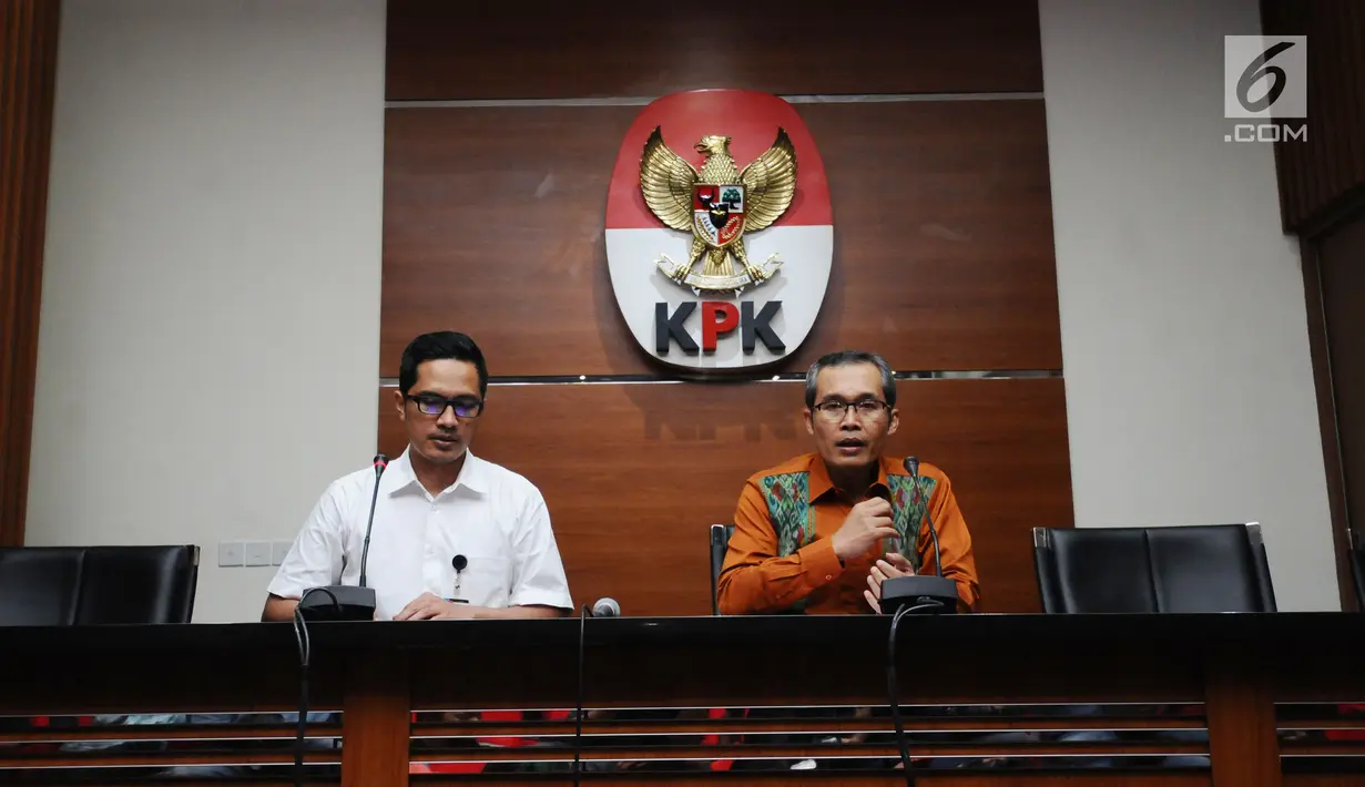 Wakil Ketua KPK Alexander Marwata (kanan) memberi keterangan terkait hasil OTT kasus dugaan penyuapan pembahasan perda penyertaan modal Kota Banjarmasin ke PDAM di Gedung KPK, Jakarta, Jumat (15/9). (Liputan6.com/Helmi Fithriansyah)