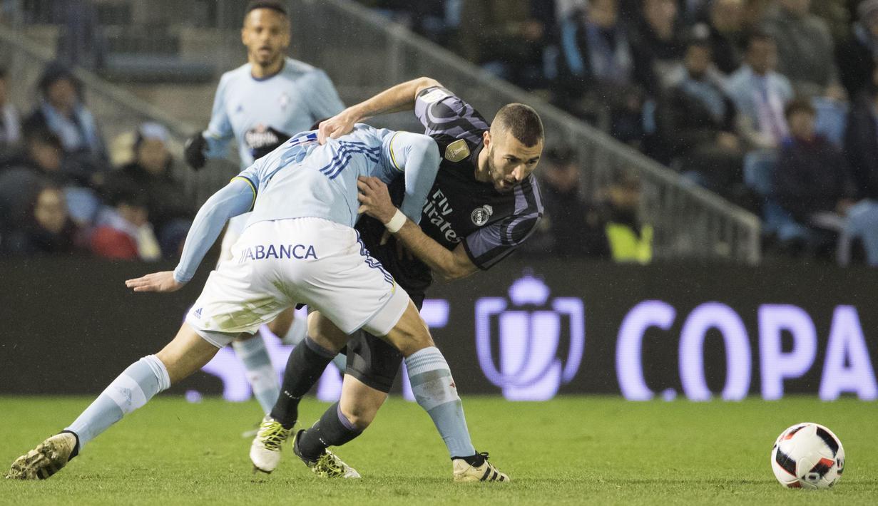 Pemain Real Madrid, Karim Benzema berebut bola dengan pemain RC Celta Vigo, Roncaglia pada leg kedua perempat final Copa Del Rey 2017 di Balaidos stadium, Vigo, Spain, Rabu (25/1/2017). Madrid bermain imbang 2-2. (AP/Lalo R. Villar) 