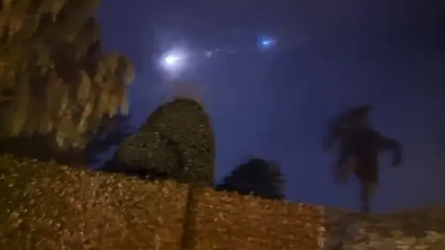 Benda asing dikira serombongan UFO, ternyata sampah antariksa China. (Foto: Tangkapan layar video FB)