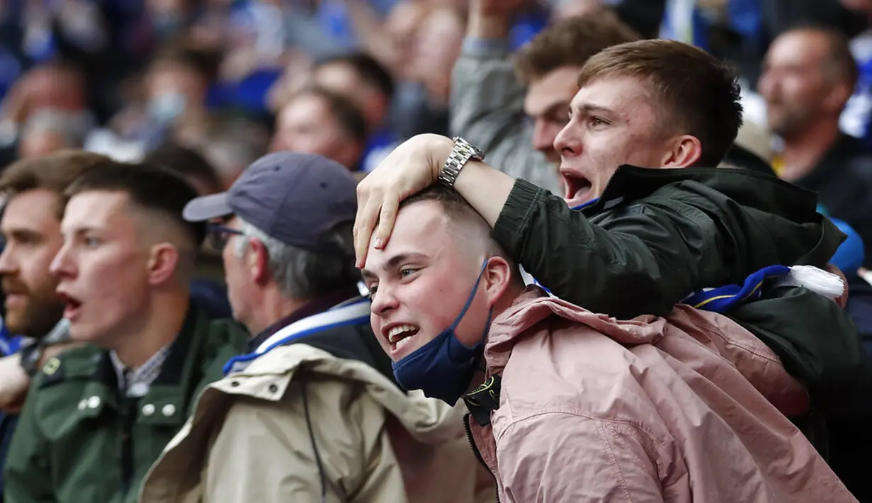 Penggemar Leicester City merayakan pertandingan final Piala FA antara Chelsea dan Leicester City di Stadion Wembley, London, Inggris, Sabtu (15/5/2021). Leicester City mengalahkan Chelsea 1-0. (Matt Childs/Pool via AP)