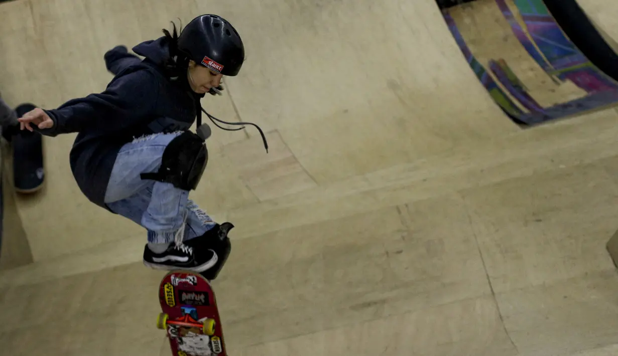 Beatriz (13) bermain skate dalam acara Girl Power Day di Sao Paulo, Brasil, Rabu (4/8/2021). Keberhasilan atlet muda Brasil Rayssa Leal (13) meraih medali perak Olimpiade Tokyo 2020 membuat perempuan muda di negaranya berharap menjadi bintang skateboard berikutnya. (AP Photo/Marcelo Chello)