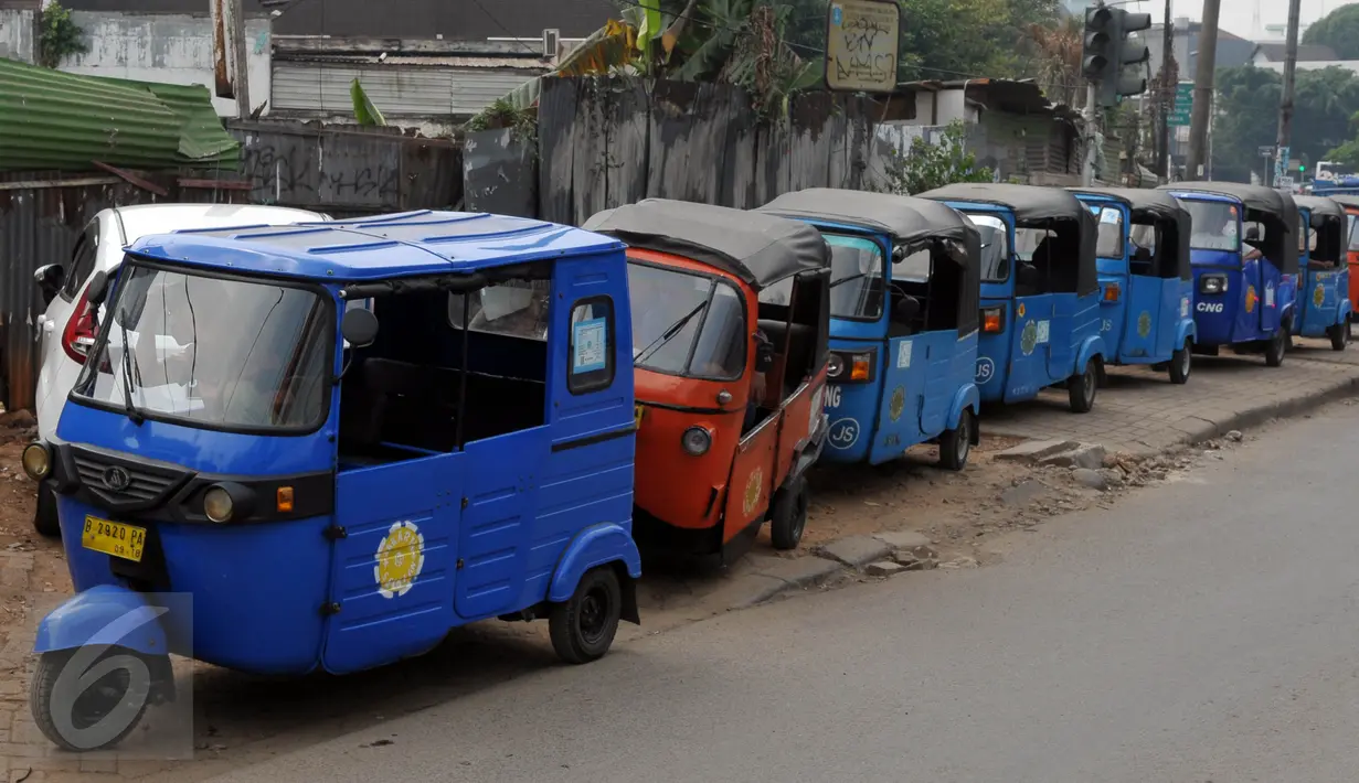 Sejumlah pengemudi Bajaj sedang menunggu penumpang di kawasan Pasar Majestik, Jakarta, Selasa (30/6/2015). Bajaj masih menjadi moda transportasi favorit bagi warga Jakarta menengah kebawah. (Liputan6.com/Johan Tallo)