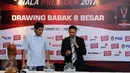 Ketua Steering Comitte, Maruarar Sirait (kiri) bersama Ketua Organizing Comitte, Iwan Budianto melakukan undian jadwal pertandingan babak 8 besar Piala Presiden 2017 di Jakarta, Selasa (21/2). (Liputan6.com/Helmi Fithriansyah)