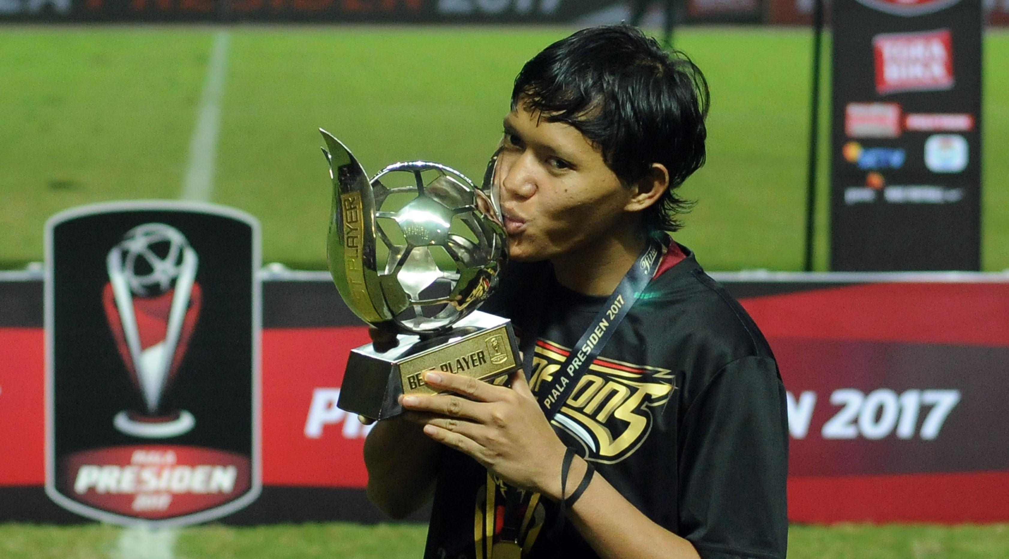 Adam Alis saat jadi Pemain Terbaik Piala Presiden 2017. Liputan6.com/ Helmi Fithriansyah)