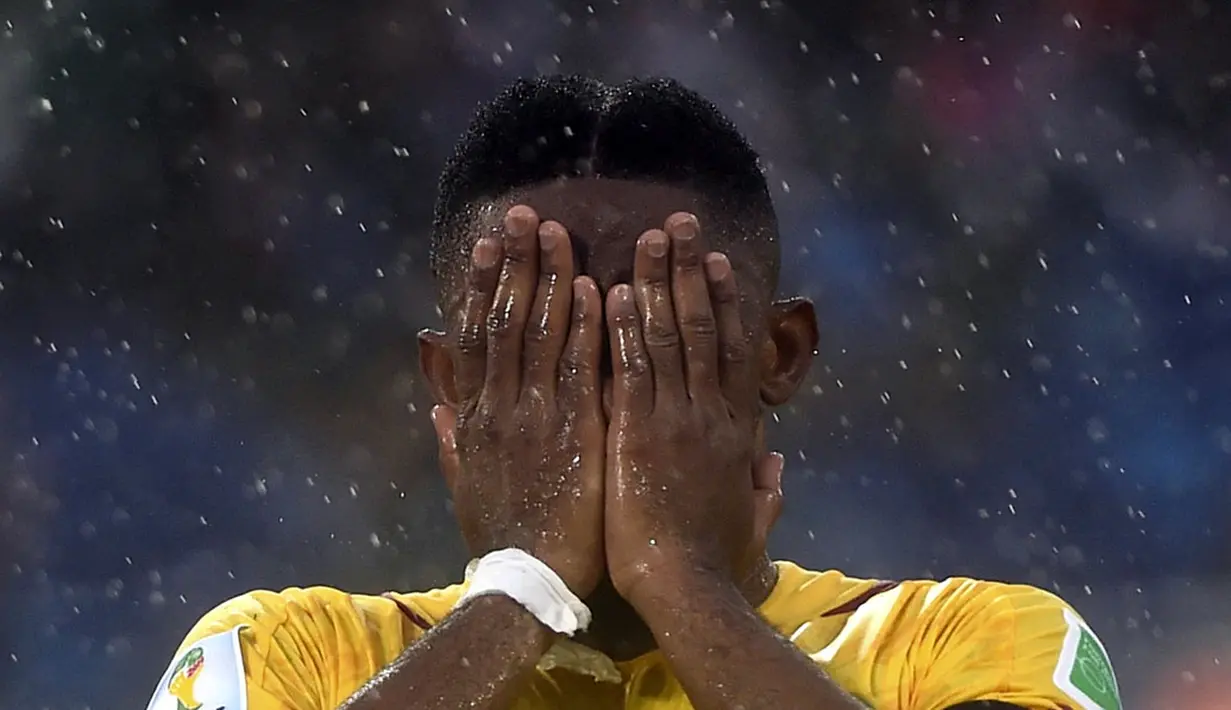 Ekspresi kesedihan penyerang Kamerun, Samuel Eto'o, usai dikalahkan Meksiko 0-1 di babak penyisihan Piala Dunia 2014 Grup A di Stadion Dunas, Natal, Brasil, (13/6/2014). (REUTERS/Dylan Martinez)