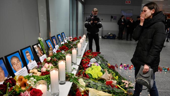 Seorang perempuan menangis dalam peringatan jatuhnya pesawat 737-800 Ukraina di Iran, di bandara internasional Borispil, Kiev, Rabu (8/1/2020). Pesawat yang membawa 176 orang itu jatuh setelah lepas landas dari bandara utama Teheran dan menewaskan semua penumpang. (AP/Efrem Lukatsky)