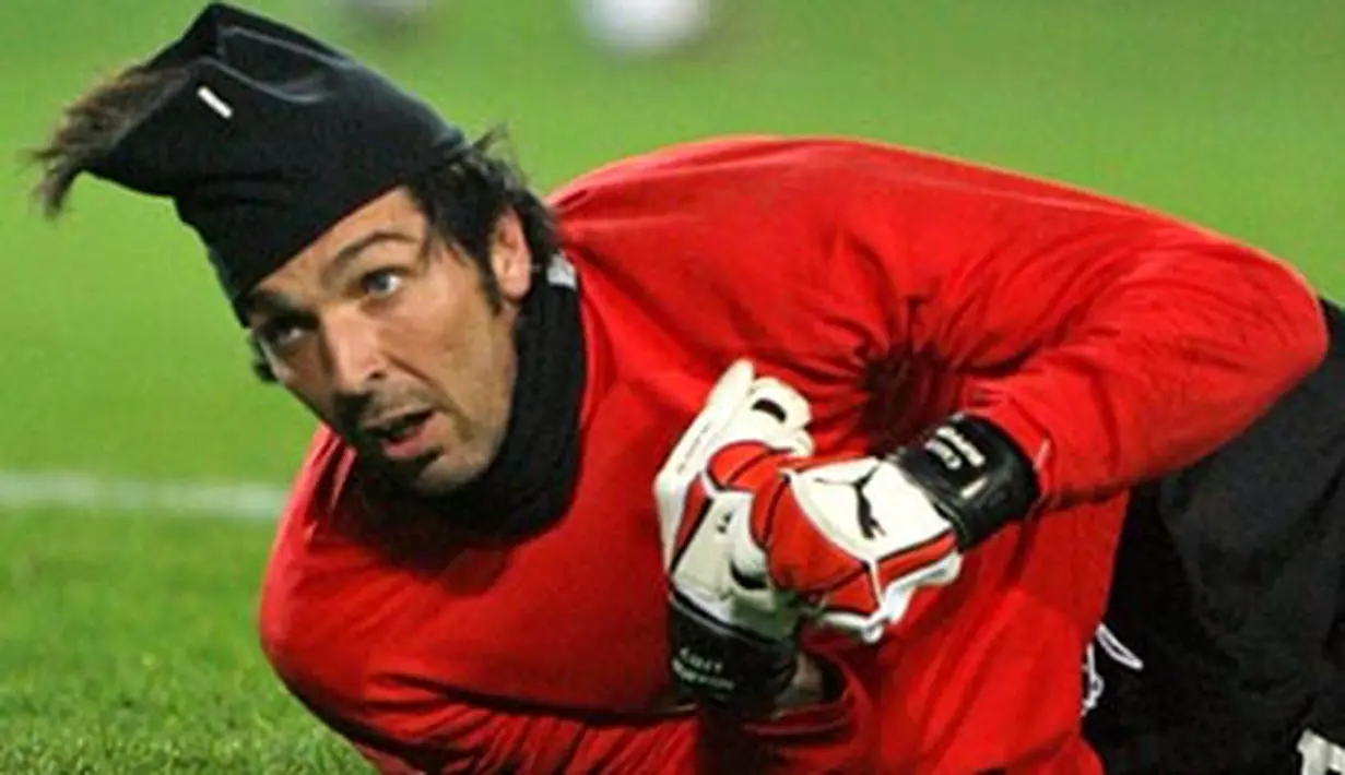 Juventus' goalkeeper Gianluigi Buffon takes part to the training session prior to their "Serie A" football match against Torino on February 26, 2008 at Olympic Stadium in Turin. AFP PHOTO/GIUSEPPE CACACE