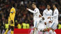Bintang Real Madrid, Cristiano Ronaldo, beradu argumentasi dengan gelandang Juventus, Blaise Matuidi pada laga leg kedua perempat final Liga Champions di Santiago Bernabeu, Kamis (12/4/2018) dini hari WIB. (AP Photo/Francisco Seco)