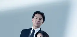 Duplikasi gaya sang istri, Indra Priawan tampil formal berbalut setelan jas dan kemeja dari Jan Sober [@dikhadheansa]