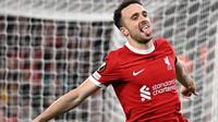 Pemain&nbsp;Liverpool asal Portugal #20, Diogo Jota, merayakan gol pembuka selama pertandingan Grup E Liga Eropa UEFA antara Liverpool dan Toulouse di Anfield di Liverpool, Inggris barat laut pada 26 Oktober 2023. Striker Liverpool Diogo Jota meninggal bersama saudaranya pada 3 Juli 2025 dini hari dalam sebuah kecelakaan lalu lintas di Spanyol barat laut. (Oli SCARFF/AFP)
