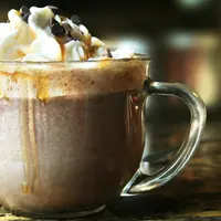 Enyahkan dingin dengan menyesap hot chocolate caramel. Ini resepnya! (Via: jujuinateacup.wordpress.com)