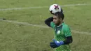 Kiper Perbanas, Adixi, saat pertandingan melawan UM pada laga Torabika Cup 2017 di Stadion Cakrawala, Malang, Rabu (22/11/2017). UM menang 3-0 atas Perbanas. (Bola.com/M Iqbal Ichsan)