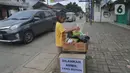 Seorang anak mengambil mi instan dan telur gratis di Jalan Raya Cibubur-Bojong Kulur, Bogor, Kamis (9/4/2020). Di beberapa pinggir jalan Kawasan Jabotabek saat ini banyak aksi solidaritas oleh warga dengan menyediakan bahan makanan gratis di tengah pandemi virus corona. (merdeka.com/Arie Basuki)