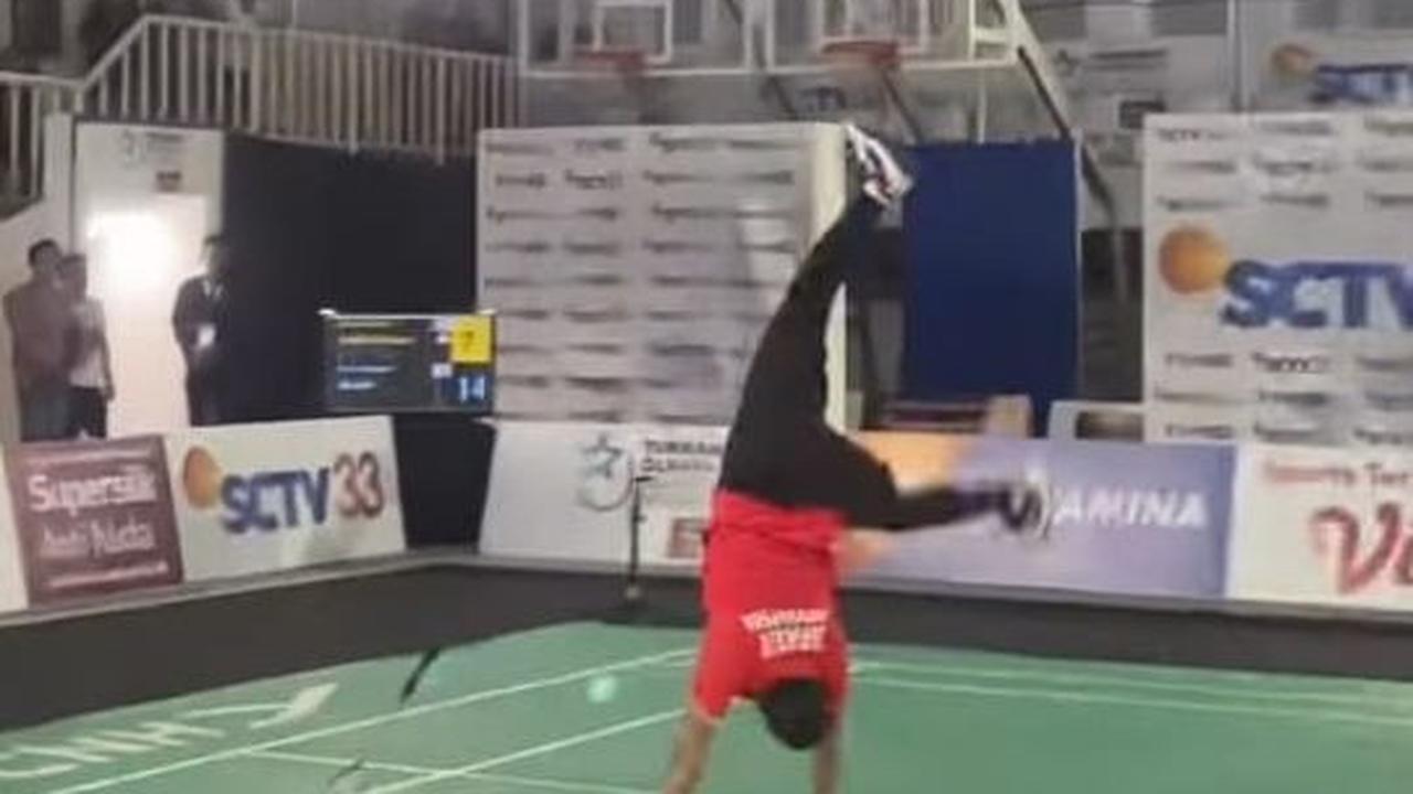 Jirayut tampak begitu girang usai memenangkan pertandingan. Saking girangnya, Jirayut sampai salto. Aksi Jirayut langsung mencuri perhatian para penonton.