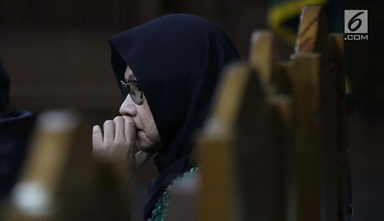 Terdakwa dugaan korupsi investasi perusahaan di Blok Basker Manta Gummy Australia Tahun 2009, Karen Agustiawan saat sidang lanjutan di Pengadilan Tipikor, Jakarta, Kamis (28/2). Sidang mendengar keterangan saksi. (Liputan6.com/Helmi Fithriansyah)