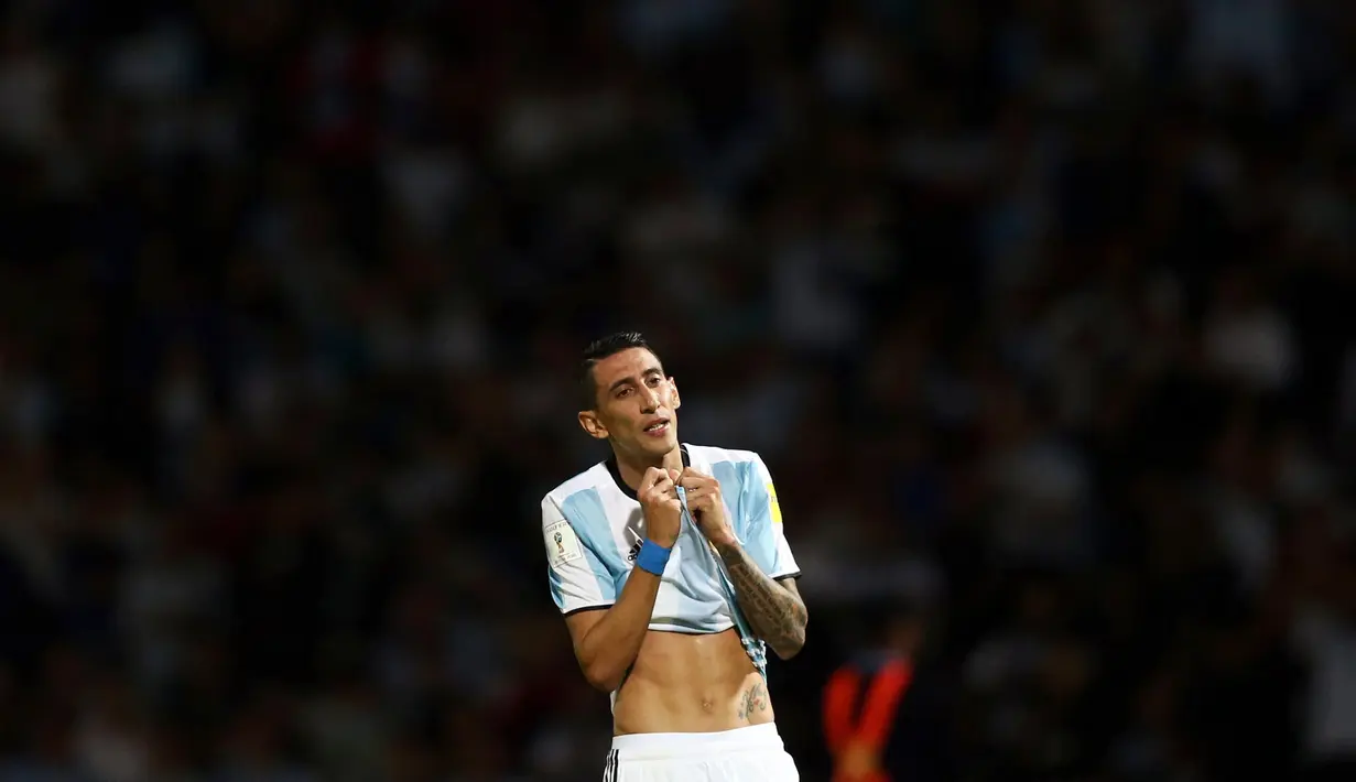 Ekspresi Angel Di Maria, setelah tendangannya nyaris gol dan hanya membentur tiang, Cordoba, Argentina (11/10). Tim Tanggo harus kehilangan tiga poin di depan para pendukungnya sendiri pada pertandingan melawan Paraguay. (REUTERS/Marcos Brindicci)