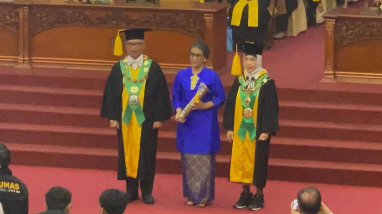 UNS Anugerahi Emil Salim Penghargaan 'Parasamya Anugraha Widyatama Taru Tirta Bawana