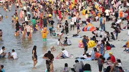 Suasana kawasan wisata Pantai Karnaval Ancol, Jakarta, Sabtu (16/6). H+1 libur Lebaran, jumlah pengunjung di Ancol mencapai 88.143 orang. (Liputan6.com/Immanuel Antonius)