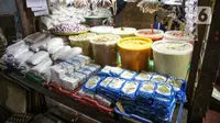 Berbagai bumbu dapur dijual di Pasar Tebet Timur, Jakarta, Jumat (11/6/2021). Kementerian Keuangan menyatakan kebijakan tarif Pajak Pertambahan Nilai (PPN), termasuk soal penerapannya pada sembilan bahan pokok (sembako), masih menunggu pembahasan lebih lanjut. (Liputan6.com/Faizal Fanani)