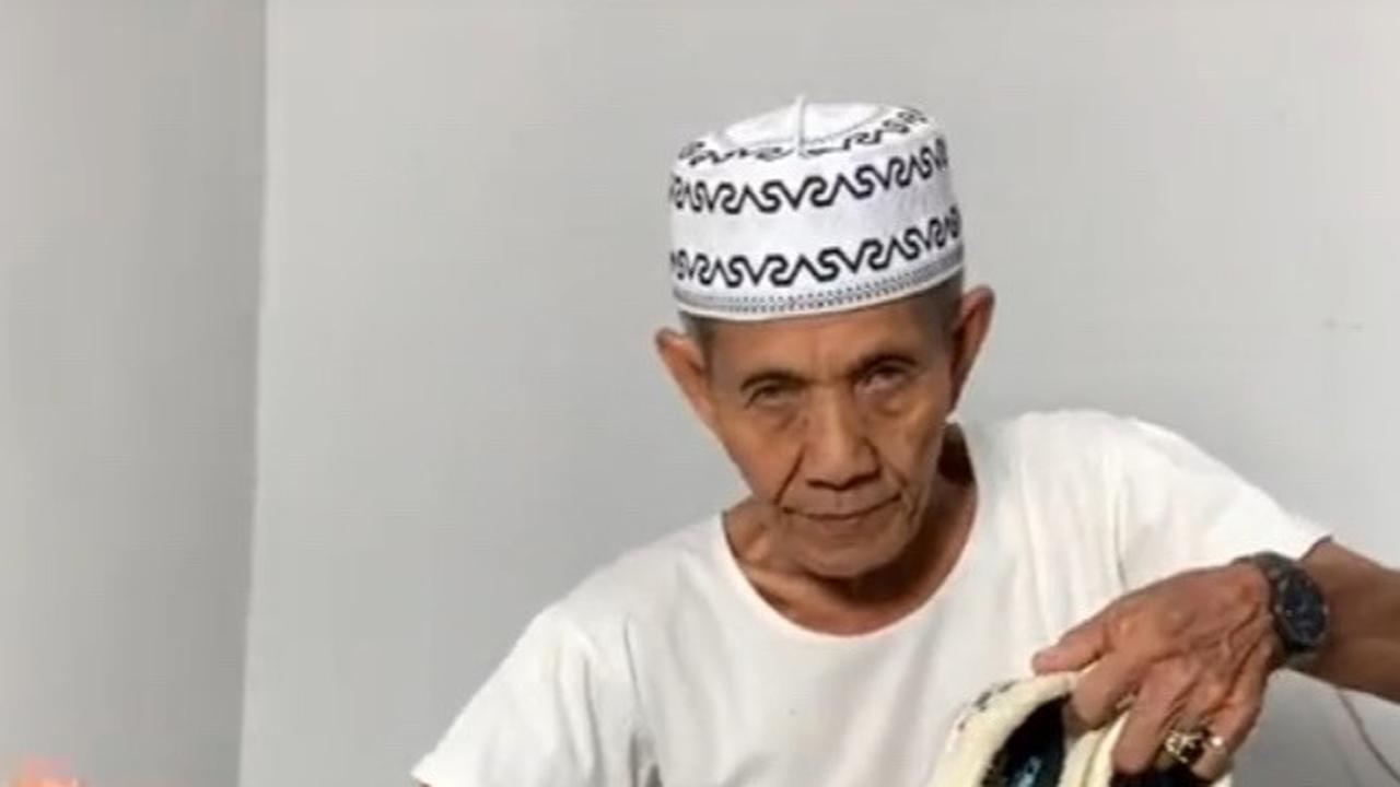 Layaknya anak muda masa kini, kakek skena ini menunjuk semua item yang akan ia pakai dengan gaya keren. Semua barang yang akan ia kenakan mayoritas fashion item kekinian.<br>