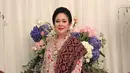 Potret elegan Titiek Soeharto dibalut kebaya bercorak floral yang cantik, dipadu dengan kain tenun bernuansa kemerahan yang serasi. Kain tenunnya ia pakai sebagai rok dan selendang yang disampirkan di salah satu bahunya. [Foto: Instagram/titieksoeharto]