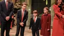 Rayakan Natal, ia kenakan coat dress mewah dengan aksen kerah. Nuansa maroon semakin menampilkan tampilan yang begitu menawan. [Foto: Instagram/ TheWales_Family]