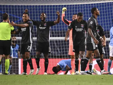 Para pemain Lyon melakukan selebrasi usai menaklukkan Manchester City pada perempat final Liga Champions di Stadion Jose Alvalade, Sabtu (15/8/2020). Lyon menang 3-1 atas Manchester City. (Franck Fife/Pool Photo via AP)