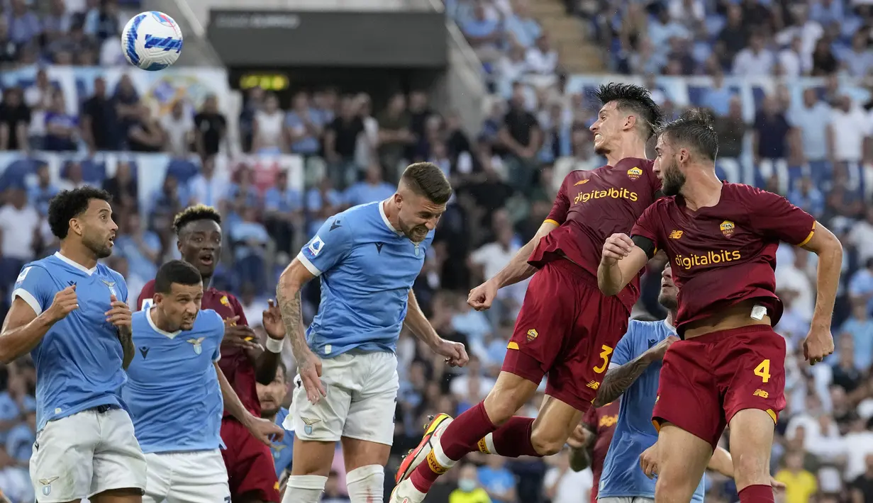 AS Roma berhasil mencetak gol pada menit ke-41 untuk mengubah skor menjadi 1-2. Sundulan Roger Ibanez menyambut umpan sepak pojok Jordan Veretout bersarang di pojok kiri gawang Pepe Reina. (AP/Andrew Medichini)