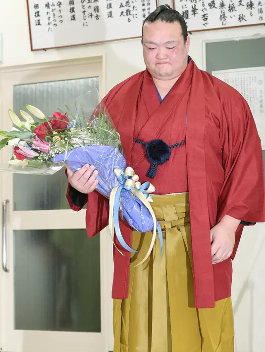 Pemegang predikat grand champion sumo, Kisenosato seusai mengumumkan pensiun dari arena sumo dalam konferensi pers di Tokyo, Rabu (16/1). Kisenosato merupakan satu-satunya pesumo Jepang di liga teratas olahraga itu. (JIJI PRESS AFP)