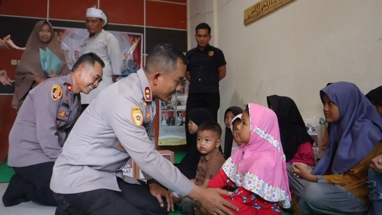 Kapolres Pemalang AKBP Eko Sunaryo berbagi dengan anak yatim piatu di panti asuhan pada bulan Ramadhan. (Foto: Liputan6.com/Humas Polres Pemalang)