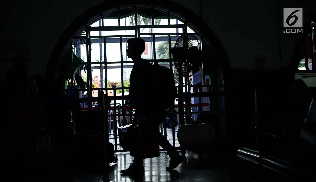 Pemudik membawa barang miliknya di Stasiun Senen, Jakarta, Senin (19/6). Kepala Humas PT KAI Agus Komarudin mengatakan, jumlah penumpang di Stasiun Pasar Senen terus mengalami peningkatan. (Liputan6.com/Gempur M Surya)