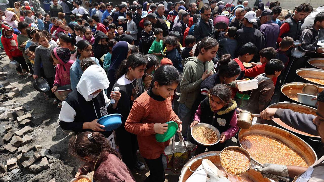 FOTO: Pilu! Ratusan Anak Gaza Kelaparan Mengantri Makanan