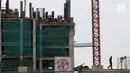 Pekerja menyelesaikan pembangunan gedung bertingkat di Jakarta, Senin (25/2). Menurut proyeksi Economist Intelligence Unit (EIU), ekonomi Indonesia tahun ini diperkirakan berada di kisaran 4-6 persen. (Liputan6.com/Immanuel Antonius)