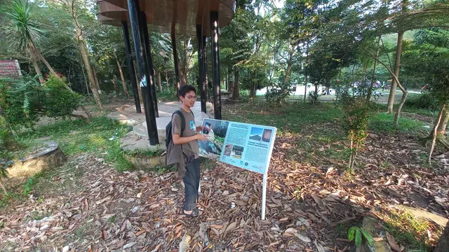 Wisatawan berfoto di papan informasi di Taman Geopark Merangin