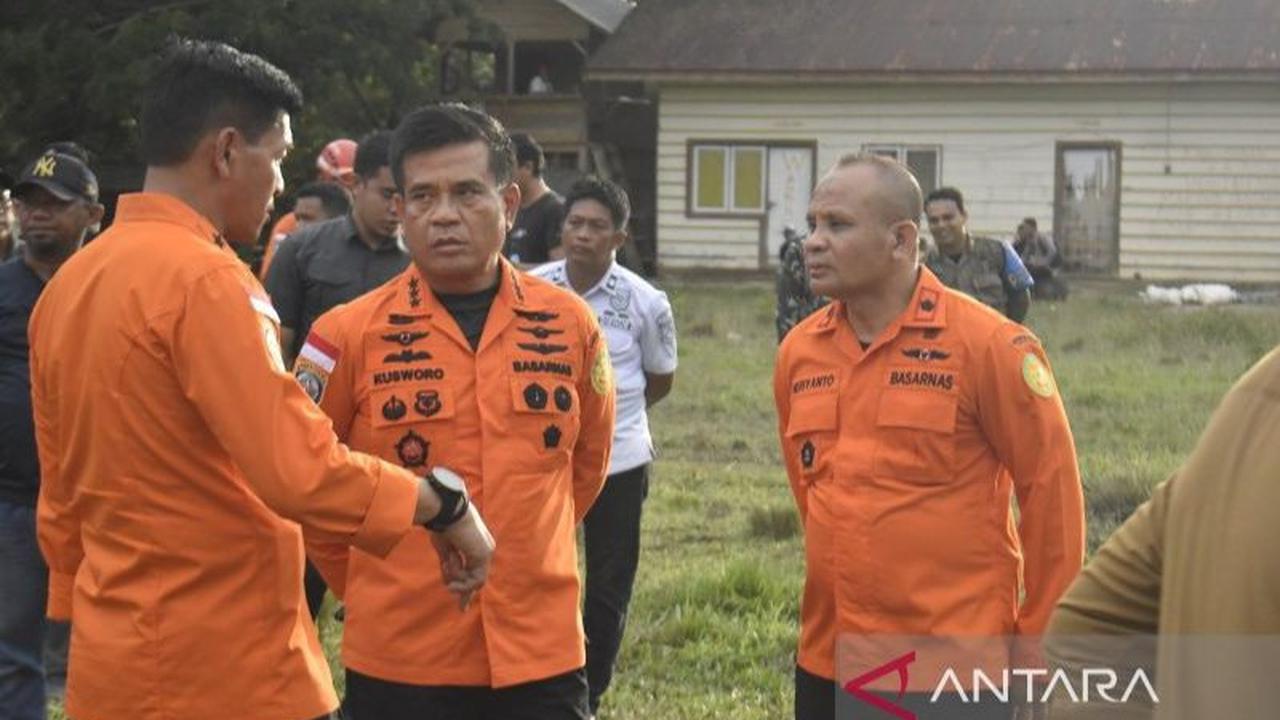 Sebelumnya, Kepala Basarnas Kusrowo mengungkapkan bahwa pihaknya sedang berupaya mengerahkan alat berat guna memaksimalkan pencarian dan evakuasi korban. <br>