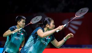 Pebulu tangkis ganda putri Indonesia, Amallia Cahaya Pratiwi/Siti Fadia Silva Ramadhanti bersiap menerima servis dari pasangan Korea Selatan, Baek Ha Na/Lee So Hee dalam laga 32 besar Indonesia Open 2026 di Istora, Kompleks Stadion Utama Gelora Bung Karno (SUGBK), Senayan, Jakarta, Rabu (03/06/2026). (Bola.com/Bagaskara Lazuardi)