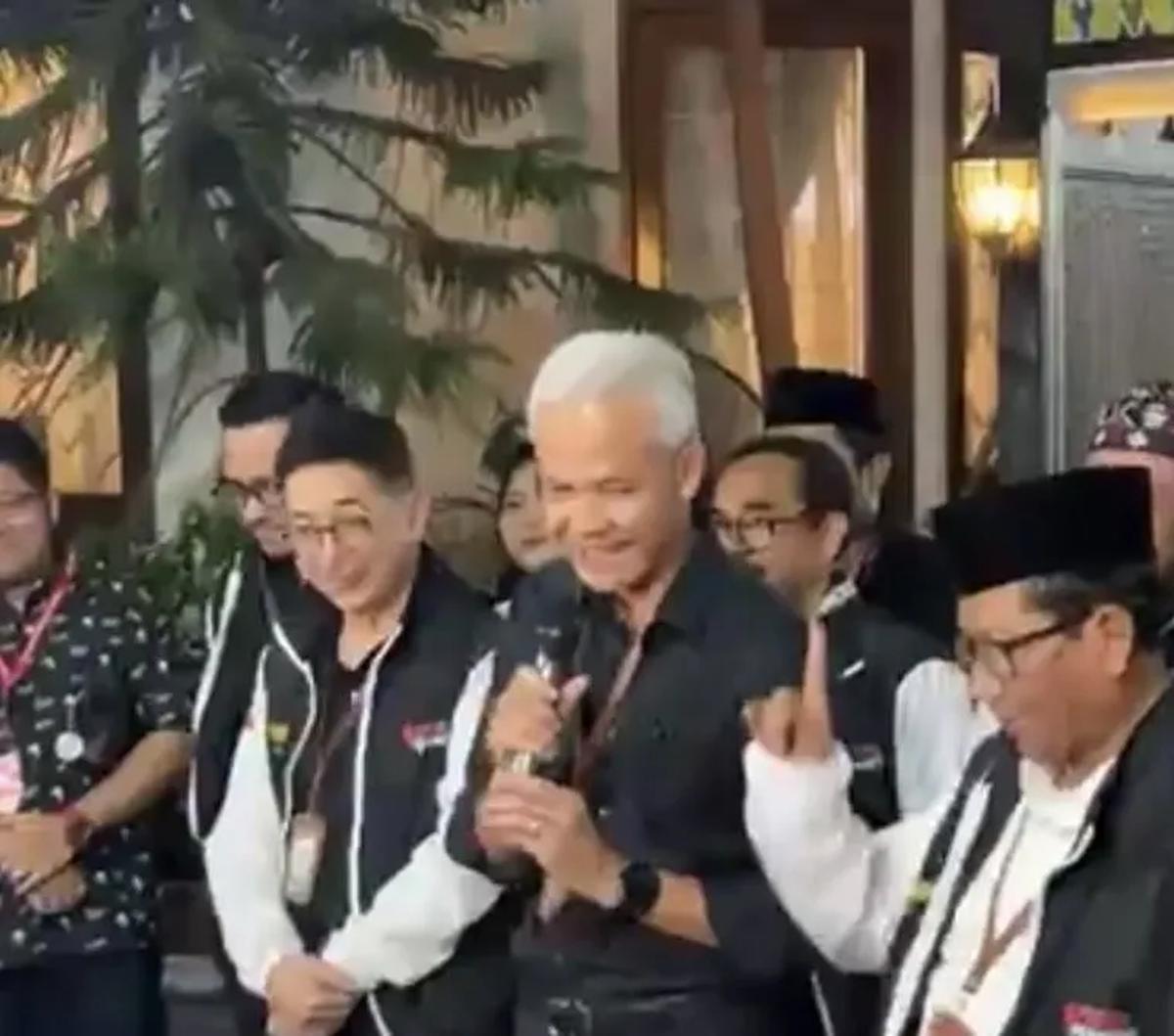 Cawapres Mahfud Md yang berada di samping Ganjar nampak mengacungkan satu jari telunjuknya saat ditanya awak media mengenai nomor yang diharapkan.<br>