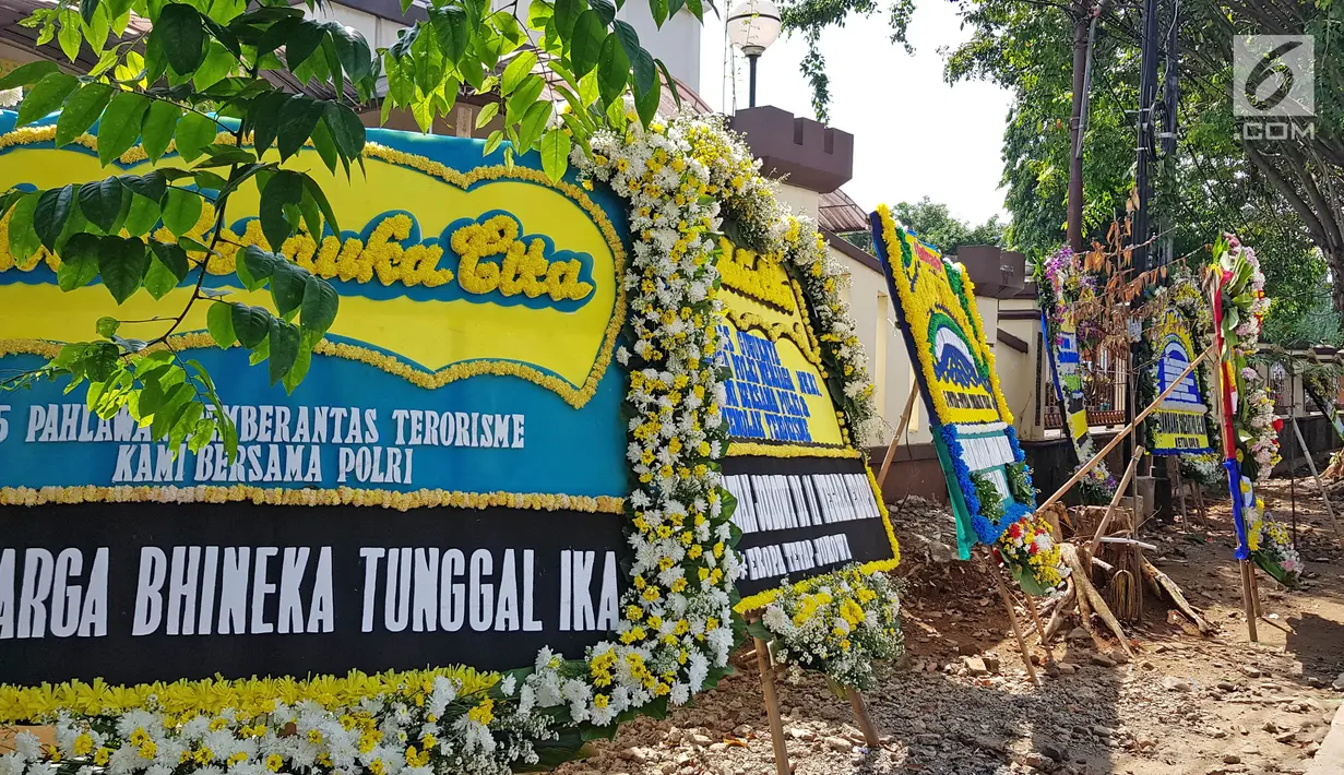Karangan bunga menghiasi komplek Mako Brimob Kelapa Dua, Depok, Jawa Barat, Jumat (11/5). Puluhan karangan bunga dari sejumlah pejabat negara memadati pekarangan Mako Brimob. (Liputan6.com/Herman Zakharia)
