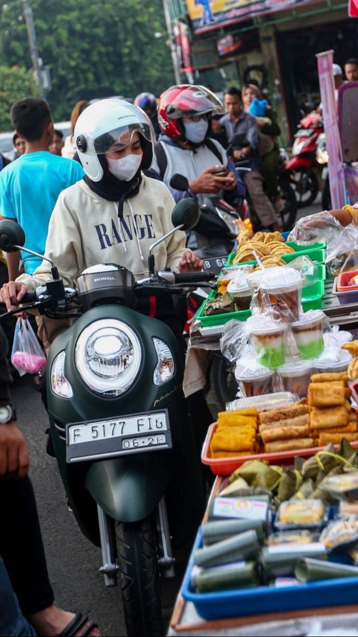 Karena lapaknya terletak di pinggir jalan raya, para pengendara yang melintas dapat dengan mudah mencari kudapan yang akan dibeli tanpa harus parkir. Foto: Liputan6.com / Angga Yuniar