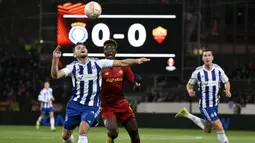 Pemain HJK Helsinki Arttu Hoskonen (kiri) berebut bola dengan pemain AS Roma Tammy Abraham pada pertandingan sepak bola Grup C Liga Europa di Helsinki, Finlandia, 27 Oktober 2022. AS Roma menang 2-1. (Emmi Korhonen/Lehtikuva/AFP)
